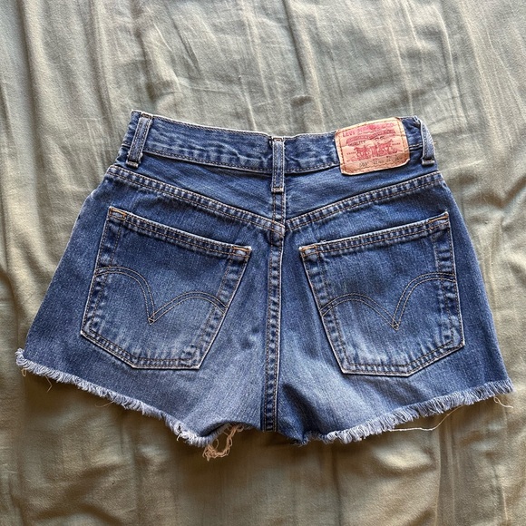 Vintage Levi’s 569 Medium/Dark Wash Denim Cutoff Shorts - Picture 2 of 5
